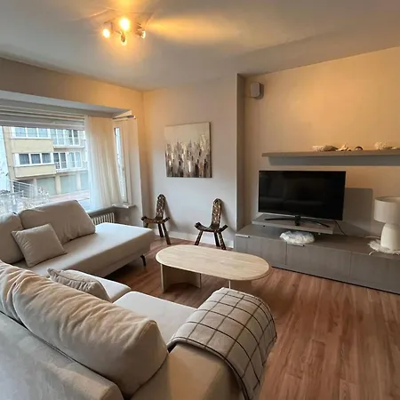 Modern 2-bedroom Within Walking Distance Of The Centre And The T209 Apartment