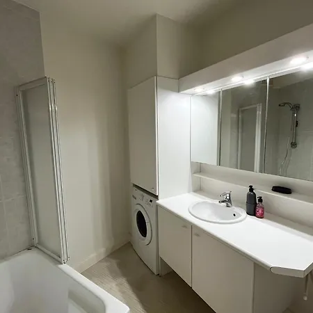 Modern 2-bedroom Within Walking Distance Of The Centre And The T209 Apartment *