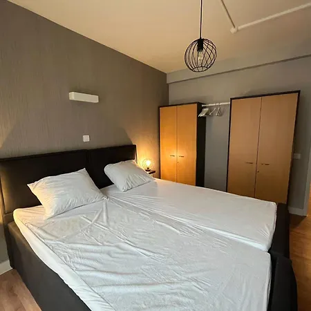 Apartment Modern 2-bedroom Within Walking Distance Of The Centre And The T209