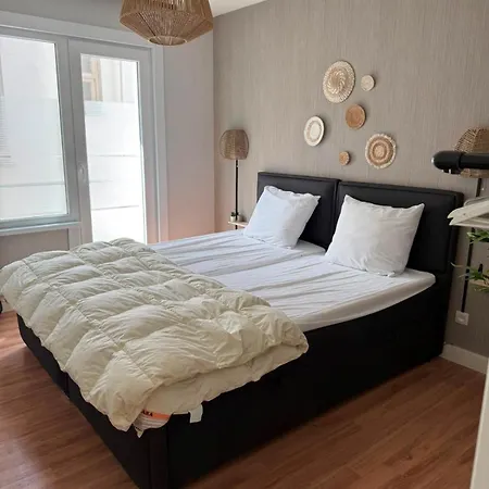 Modern 2-bedroom Within Walking Distance Of The Centre And The T209 Apartment *