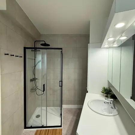 Modern 2-bedroom Within Walking Distance Of The Centre And The T209 Apartment