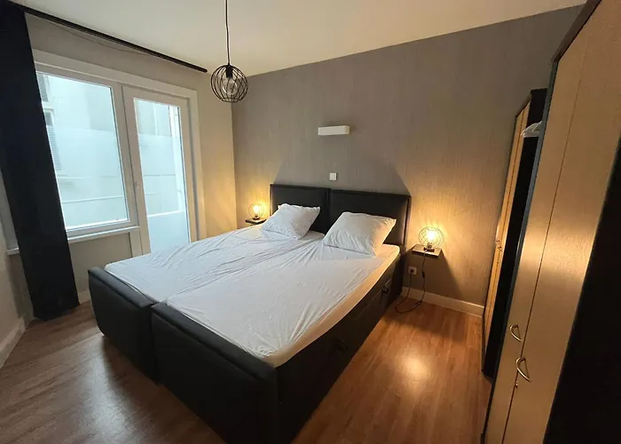 Modern 2-bedroom Within Walking Distance Of The Centre And The T209 דירה