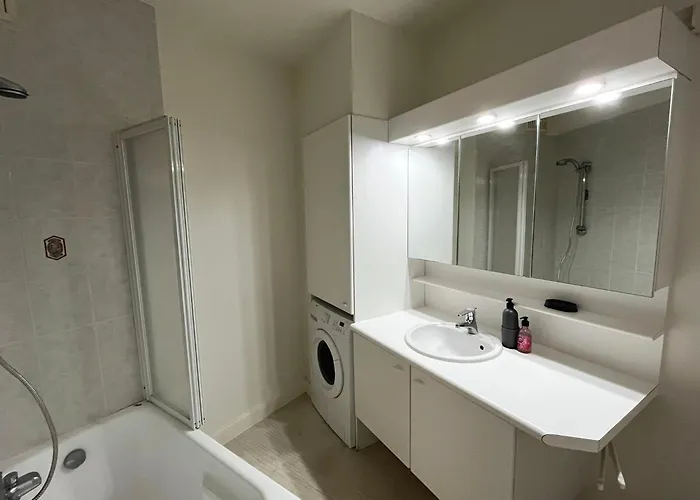 Modern 2-bedroom Within Walking Distance Of The Centre And The T209 דירה *